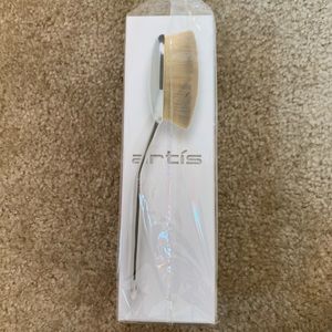 NIB Artis Brush Oval 10